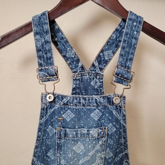 L.E.I. Printed Rolled Cuff Denim Short Overalls - Picture 3 of 14